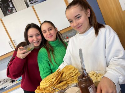 Adventkalender, Waffeln und Kaffee für einen guten Zweck