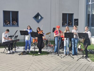 Schulband rockt den Schulhof